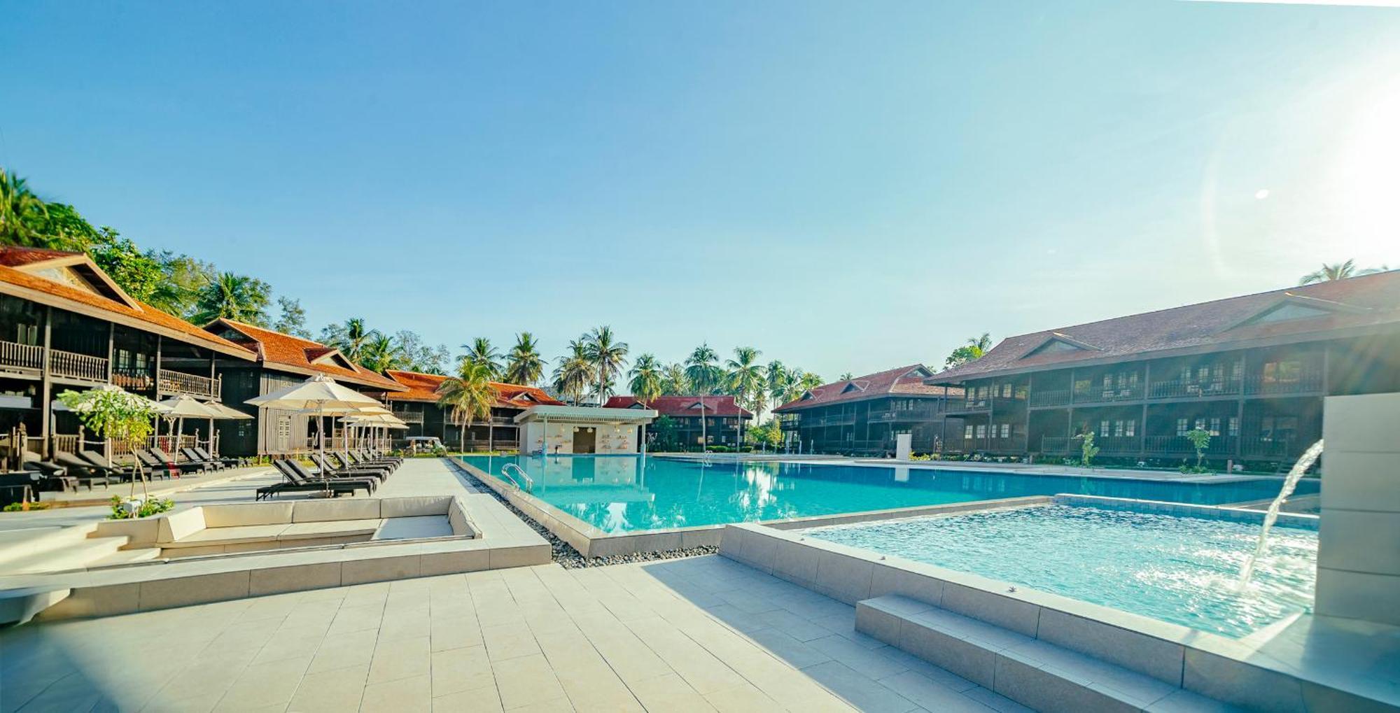 普兰吉海滩度假村温泉酒店 浮罗交怡 外观 照片 The swimming pool at the resort